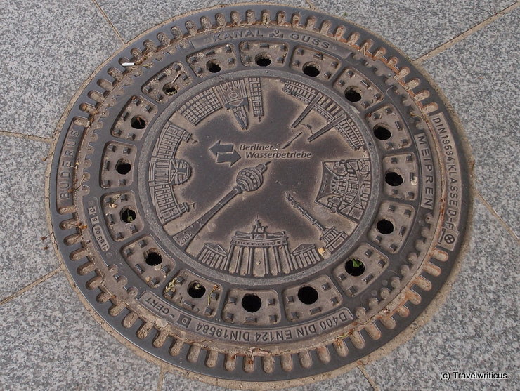 Berliner Sehenswürdigkeiten auf einem Kanaldeckel