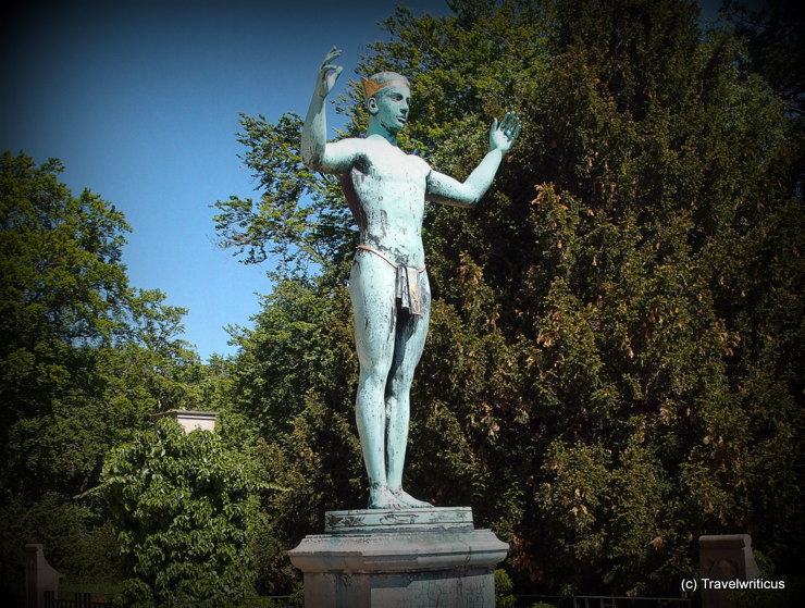 Skulptur "Sonnenanbeter" auf Schloss Eckberg in Dresden