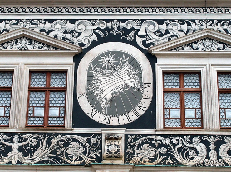 Blick auf die Sonnenuhr im Stallhof