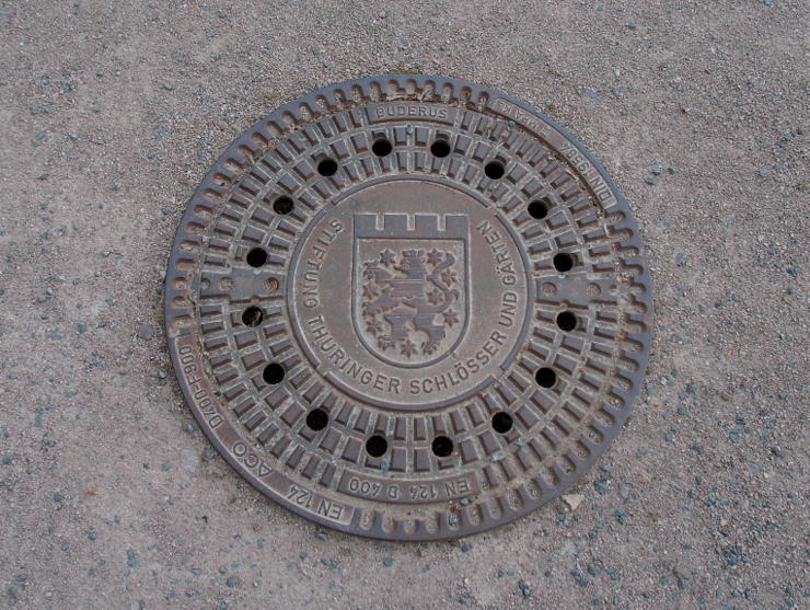 Kanaldeckel mit dem Wappen von Thüringen