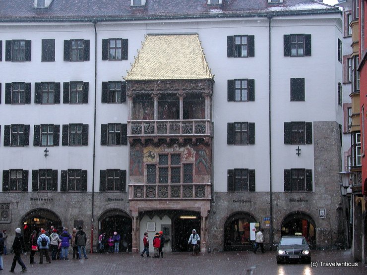 Blick auf das Goldene Dachl an einem Wintertag