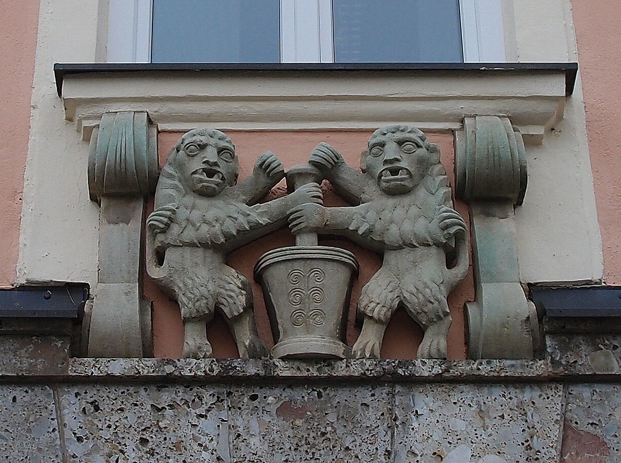 Zwei Löwen als Hauszeichen der Stadt-Apotheke