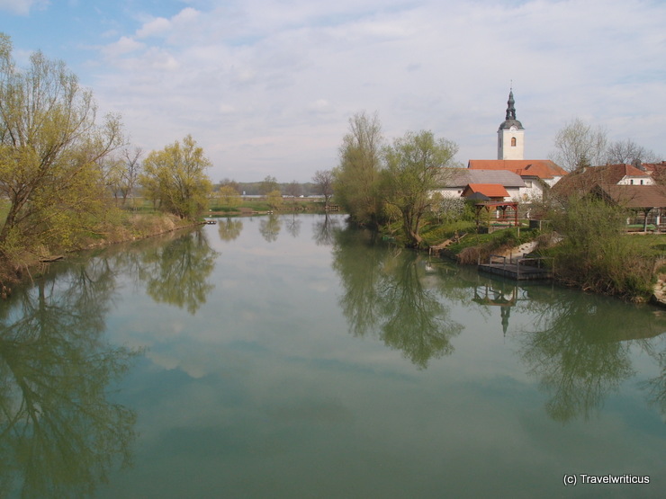 Blick von der Fußgängerbrücke in Kostanjevica na Krki