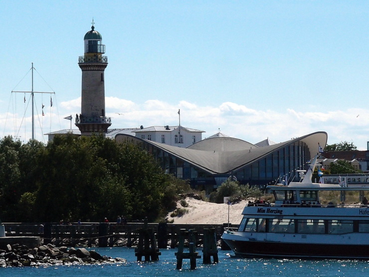 Leuchtturm und Teepott in Warnemünde