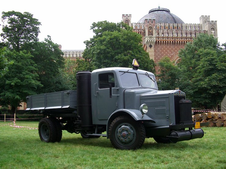 LKW mit Holzvergaser