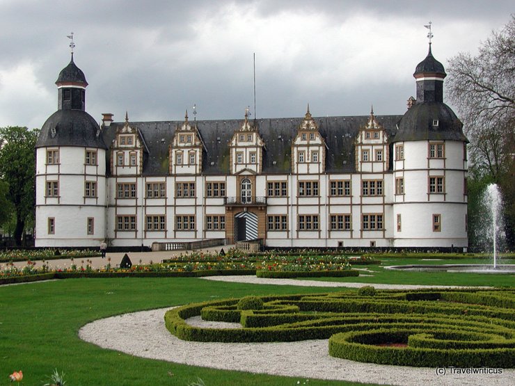 Gartenseite von Schloss Neuhaus