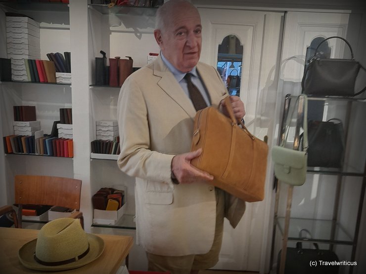 Robert Horn in seinem Taschengeschäft