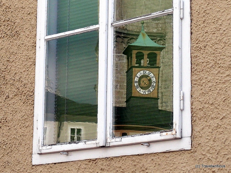 Öffentliche Uhr neben dem Franziskanerkloster in Salzburg, Österreich