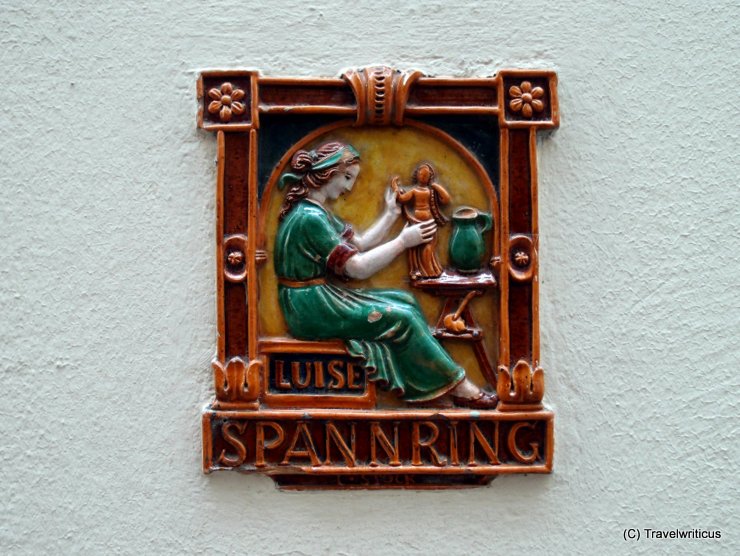 Keramikfliese mit Schriftzug 'Luise Spannring'