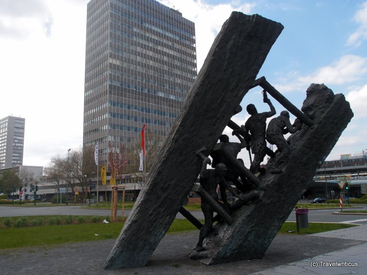 Skulptur "Steile Lagerung" von Max Kratz in Essen