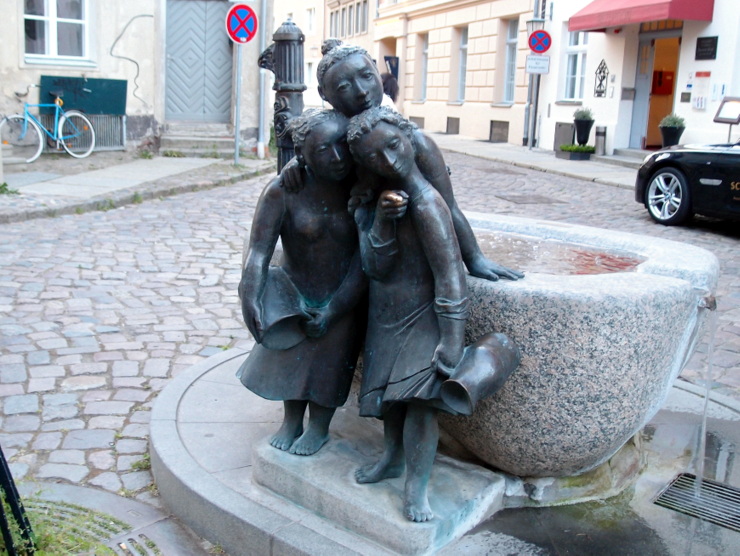 Der Mägdebrunnen in Stralsund, Deutschland