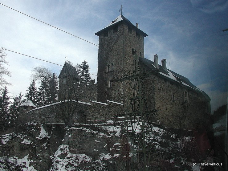 Bahnblick aus dem Panoramawagen auf Schloss Wiesberg