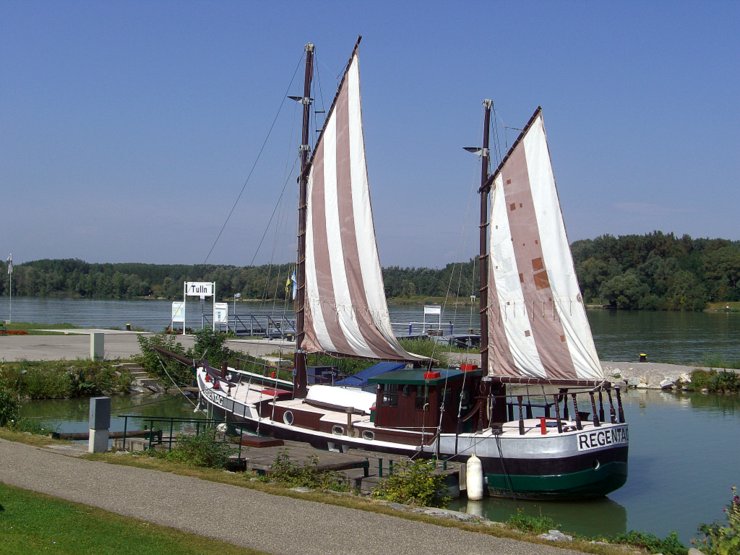 Blick auf das Schiff Regentag im Gästehafen