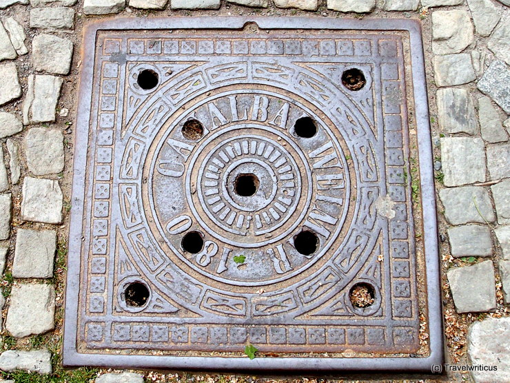 Kanaldeckel mit Aufschrift Canalbau in Weimar