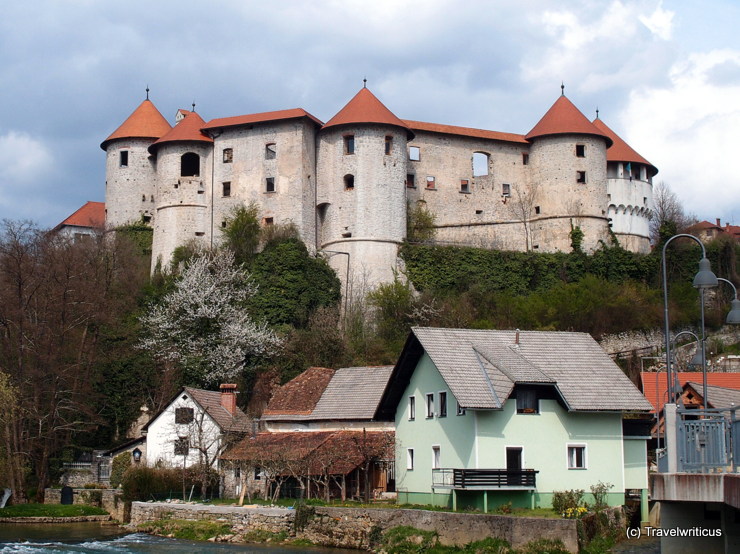 Blick vom Fluss Krka auf die Burg